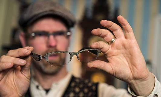 Jörn Dackow begutachtet ein Brillengestell