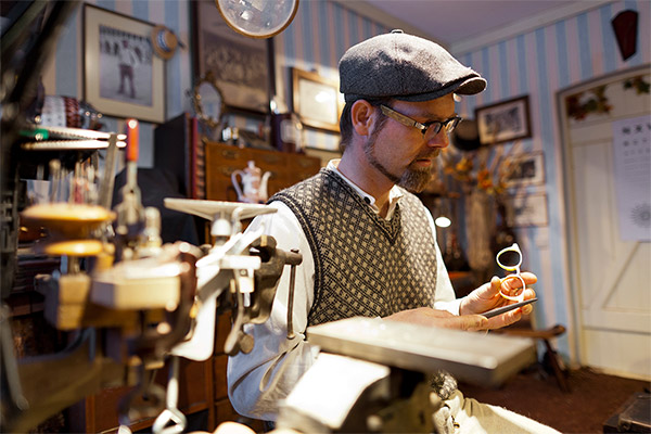 Brillenmacher Jörn Dackow in seiner Werkstatt